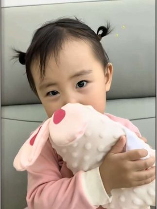 宝宝睡觉不踏实是缺乏安全感的表现,这个安抚哄睡玩偶很管用!宝宝抱着它安抚情绪,自主入睡,而且睡的可踏实了!关键还贼便宜!#哄睡 #安抚哄睡玩偶 #自主入睡的宝宝
