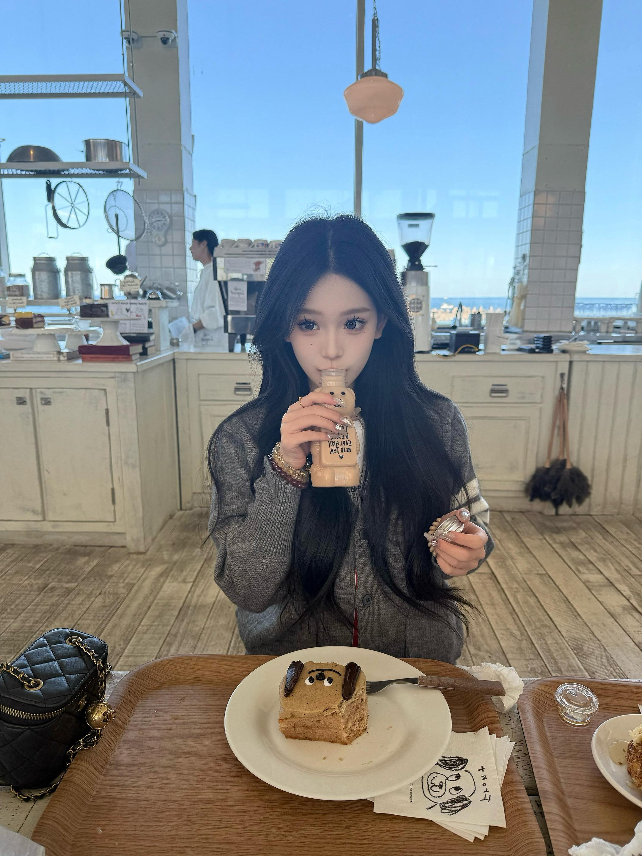 我的耳钉摘掉了 烟正在慢慢戒 清纯可爱的穿搭和爱笑的性格我正在学 给我点时间 请你不要爱上别人