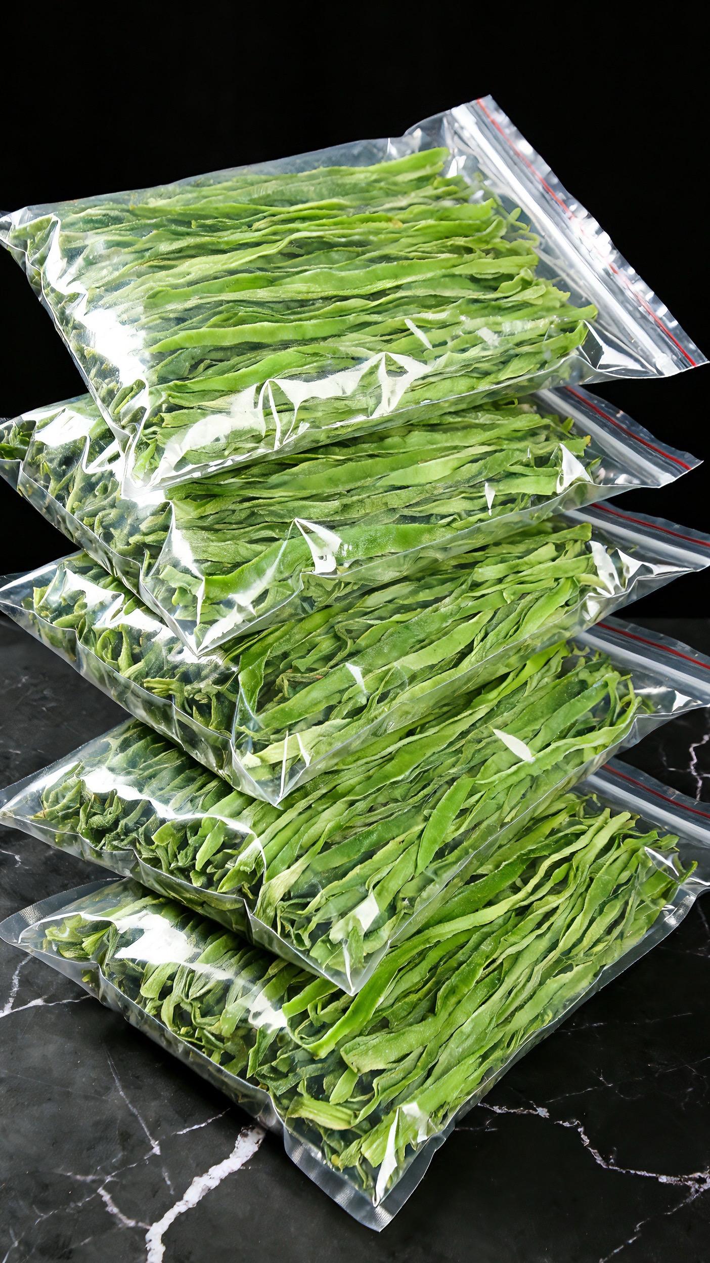 凉拌贡菜干的详细步骤👇 1. 泡发处理:取适量贡菜干,用温水或冷水浸泡2-3小时(冷水泡发口感更脆),直至完全变软,捞出后用清水反复冲洗2-3次,去除表面浮尘和杂质。 2. 焯水断生:锅中加水烧开,放入泡发好的贡菜,焯水1-2分钟(时间不宜过长,否则会软烂),捞出后立即放入冰水中过凉,保持其爽脆口感,随后沥干水分备用。 3. 调味拌匀:将沥干的贡菜放入大碗中,依次加入蒜末、小米辣(根据口味增减)、生抽2勺、香醋1-2勺、蚝油1勺、白糖少许(提鲜)、盐和鸡精适量,最后淋上一勺热油激出香味,用筷子充分拌匀。 4. 装盘食用:拌匀后可直接装盘,也可密封放入冰箱冷藏30分钟,口感会更清爽,食用前可撒上少许葱花或白芝麻点缀。 #蔬菜 #贡菜干做法 #贡菜干货 #贡菜干 #贡菜和莴笋的区别