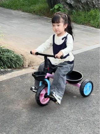 什么“女孩要有女孩样”?去他的标签! 我女儿走路带的是野风!是生猛的冲劲儿! 是不管不顾热爱世界的莽撞! 她张开小手奔跑的样子 像一头初入森林的小兽 笨拙却无畏,莽撞却自由 我站在她身后,不扶,只护 我的任务不是修剪她的枝桠 而是守护她野蛮生长的力量 亲爱的女儿: 不必温顺,请生猛! 不必完美,请自由! #我的女孩 #儿童三轮车 #萌娃骑车 #人类幼崽