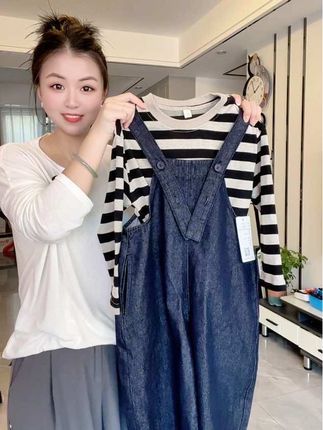 给女儿买的这套慵懒风的牛仔背带裤套装,女儿真的超喜欢的,太爱了#高品质童装 #遮肉显瘦穿搭 #甜美穿搭 #韩版穿搭 #条纹控