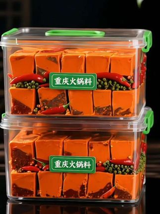 重庆土著认证!这才是牛油火锅底料该有的样子 不是那种稀烂油泥!这是实打实的纯牛油块,配料表第一位就是牛油,还加了石柱红辣椒和茂汶花椒这些川渝老料,没有多余香精,合规品质吃得放心。 加水煮开瞬间,牛油慢慢融成红亮汤汁,香味直接飘出楼道!汤底浓稠挂勺,这才是重庆老灶的标志性样子,越煮香味越浓郁。 涮毛肚时,油脂香牢牢锁在食材上,一口下去麻辣味儿层次分明,吃完嘴里还留回甘,完全不烧胃,连不爱吃辣的家人都能接受。 不止能涮火锅!做干锅、麻辣小龙虾都巨香,一包顶多种调料用,囤几包够吃好久。 #重庆正宗牛油火锅底料 #在家吃火锅神器 #一料多用美食