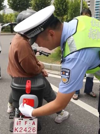 人民有信仰国家有力量。五星闪耀皆为信仰,目光所致皆为华夏。反光车贴国旗飘扬粘贴,耐高温,你的爱车贴上了吗? #厉害了我的国#祝祖国繁荣昌盛 #车贴 #五星红旗迎风飘扬 #反光车贴