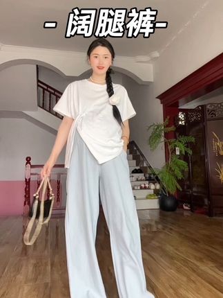 这条孕妇裤上身也太舒服了吧,阔腿裤的版型真的谁穿谁显瘦。出门儿去产检,随便搭配一个短袖都很好看。有了它都不用再去买那些乱七八糟的孕妇装的人,腰部做的很柔软,穿整个孕期都不勒肚子,孕期产后穿都很好看。面料是那种不勾丝,不起球,不缩水的面料,还带了一点机灵感,上身特别的显质感。上身真的是又舒服又好看,孕期的姐妹儿赶紧安排起来。#孕妇装#孕妇裤#孕妇裤推荐#孕期穿搭#孕妇穿搭