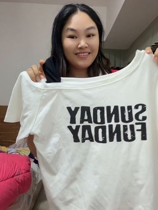 姐妹们,这件撞色字母短袖真的太好看了!它是韩版的宽松版型,上身特别显瘦,而且很百搭,不管是搭配牛仔裤还是半身裙都很好看。它是休闲风的,日常穿很合适,喜欢的姐妹赶紧冲!#夏季穿搭 #夏天该有的样子 #百搭t恤 #新衣服可以治愈各种不开心 #显瘦搭配