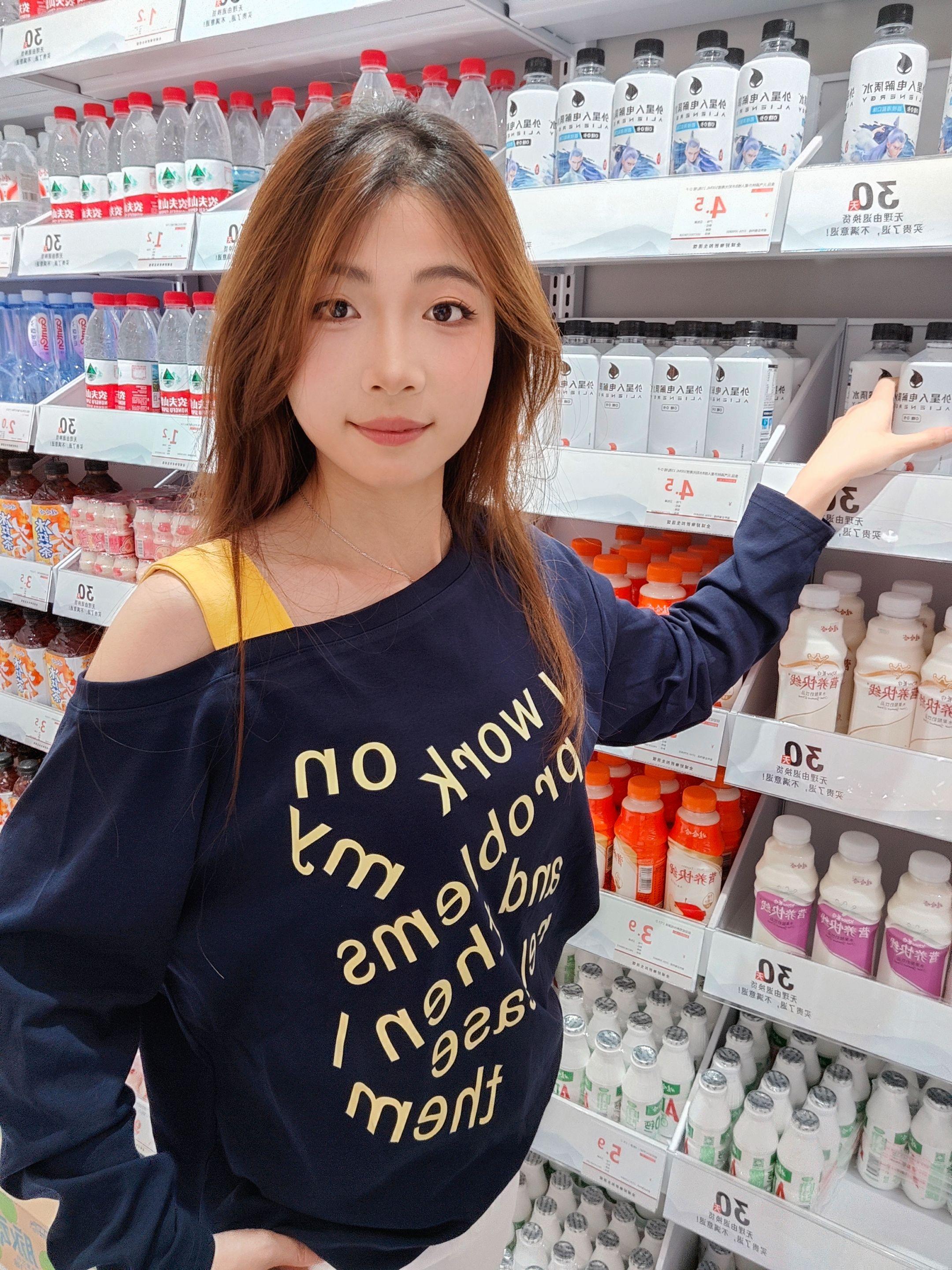 极简穿搭👧。风格可以模仿 但感觉不行#女装穿搭 #日常分享 #休闲风 #女装 #ootd穿搭