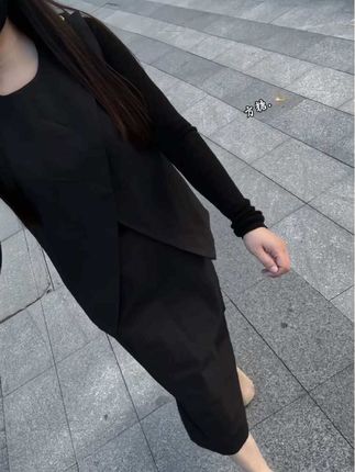 做人其实很简单,你对我好,我会对你更好,善良不代表傻,真诚不代笨,你拿我不当回事,我也不会把你放心上,我喜欢装傻,但你别以为我是真傻#气质范 #轻熟穿搭 #西装