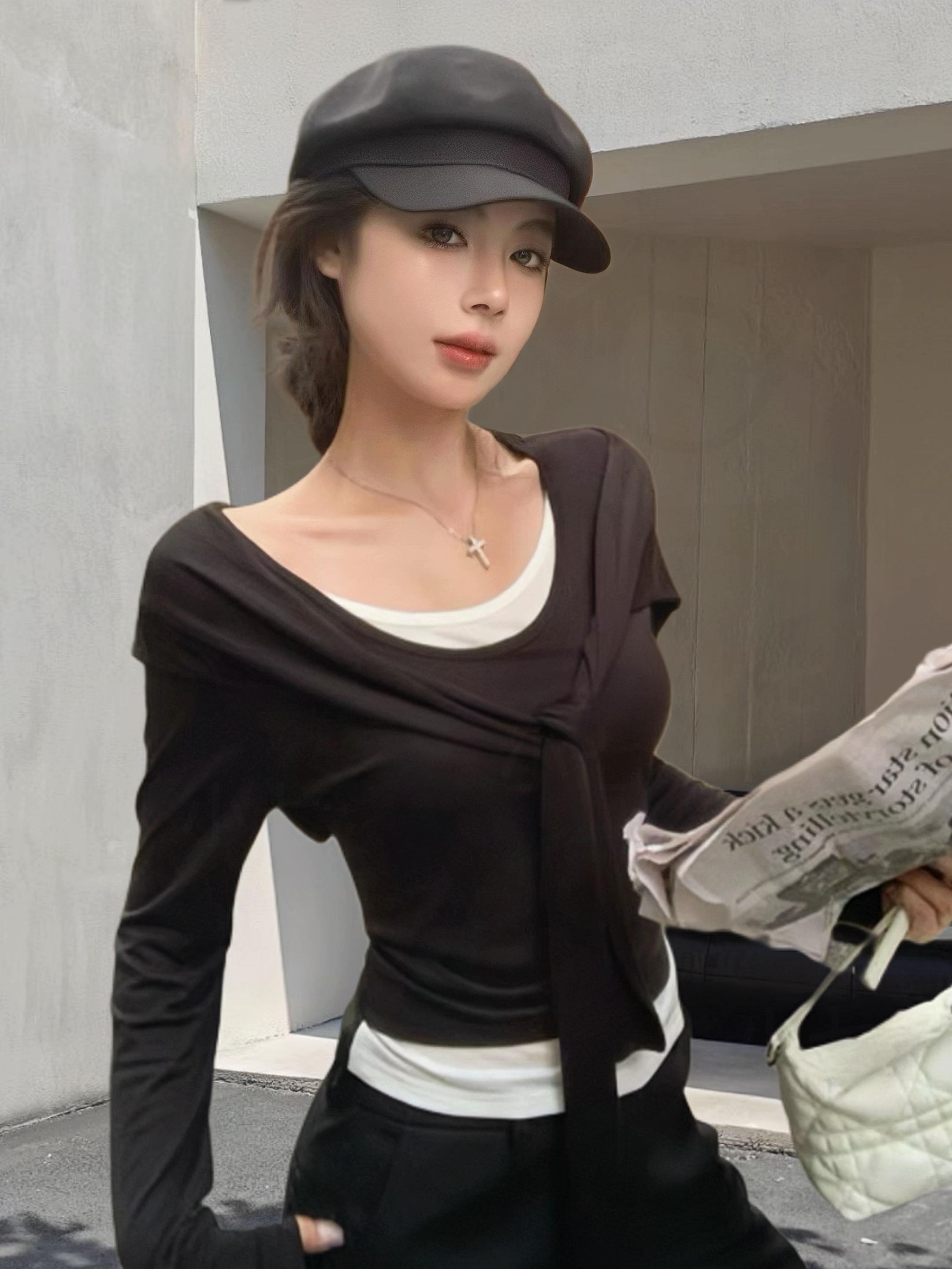 推荐姐妹们去试试这个披肩小上衣哦~整体真的很显纸片人哦!拿掉披肩 就是一个正肩的假两件~可以露出白色边边就很有叠穿的氛围感!加上披肩感觉完全又不一样啦 有点慵懒感!这种小短款,下面可以随意搭配哦~整体简约而不简单!#ins穿搭 #高级穿搭 #真的好显瘦 #日常时髦单品 #ootd穿搭