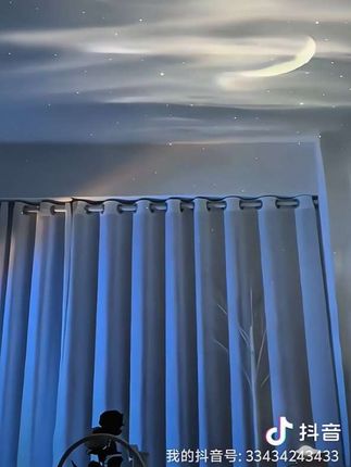 如果你也喜欢一个人的时候听着歌,看着电影,再来一个北极光氛围灯,真的太治愈了!它可以把房间照得像白天一样明亮,也可以把灯光调暗,配上轻音乐,让你沉浸在自己的世界里。无论是工作还是学习,都能让你有更好的心情,赶紧给自己的小窝安排上吧! #星空灯 #氛围 #放松解压 ##美不美你说了算 #居家好物 @DOU+小助手 @巨量千川