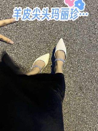 忍不住再发一遍!今年爆火的#尖头鞋 !羊皮的!质感超棒!超大水钻!真的巨闪!好穿不累脚!#法式玛丽珍
