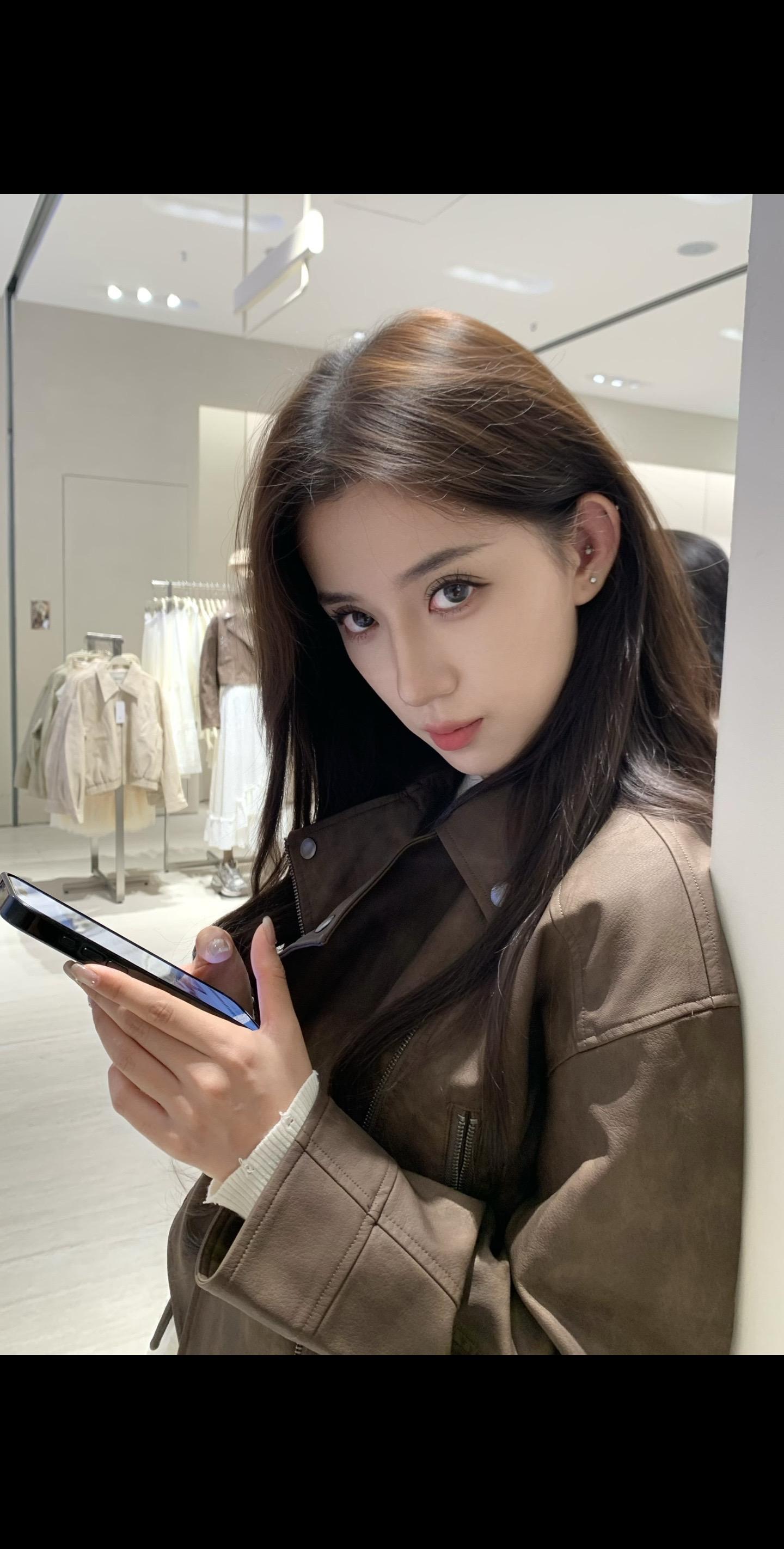 对视的那一秒 是否心跳也会共鸣。#早上如何提神锻炼 #倒立教程 #两公里慢跑