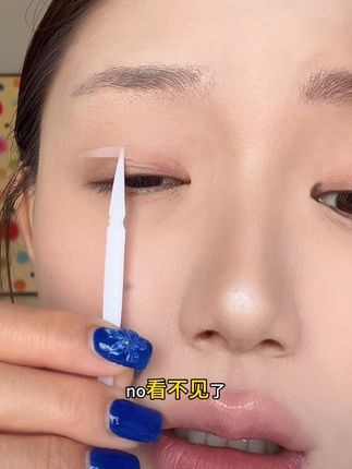 眼皮松弛下垂的姐妹们可以试试这个双眼皮贴,它真的非常好用,你们看我贴上之后瞬间就撑起了我的眼皮,让我的眼睛变得炯炯有神#学生党必备 #新手化妆教程 #双眼皮贴 #双眼皮贴教程