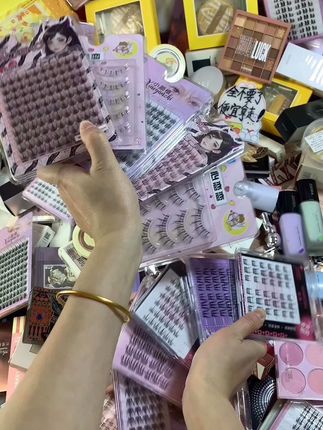 冲鸭！快来快来！超多的化妆品，各种都有吖～ 早上7.30开始，这里化妆品太多了。公主们 快来直接拿走！#平价彩妆 #眼影盘 #假睫毛#唇釉#粉底液
