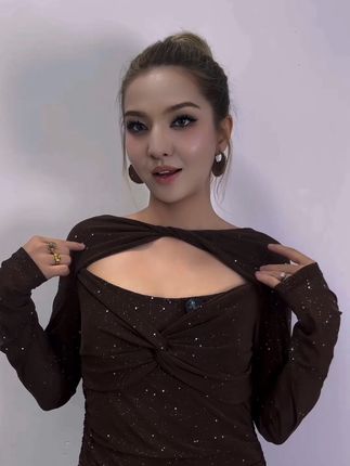 我想你了,却不能去找你,更不能告诉别人,而这种思念,只能是想,就连聊天,也要选择合适的时间,就算这样,我还是想你.堆积的思念涌上心头,一时之间竟哽咽了喉,不在你左右,却被你左右,偶尔想你,经常偶尔我嫉妒风,它能代替我轻吻你。我嫉妒你身边的每一个人,在他们轻而易举就能看到你,而我只能我朝思暮想,我会在每个见不到你的日子里保持想念。#创作灵感 #情感共鸣 #励志正能量 #女性智慧 #爱自己@抖音小助手