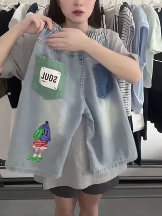 谁懂啊!给儿子挖到超绝的牛仔短裤🩳 这设计太戳我啦~卡通图案童趣满满,“SOUL” 小标还带点潮酷感,儿子穿上直接变身街头小帅哥😎 面料薄薄的,夏天穿完全不闷,跑跑跳跳都舒服~七分长度刚好,不勒腿还特显腿直! #男童穿搭 #夏季童装 #牛仔短裤 #遛娃穿搭 #性价比童装