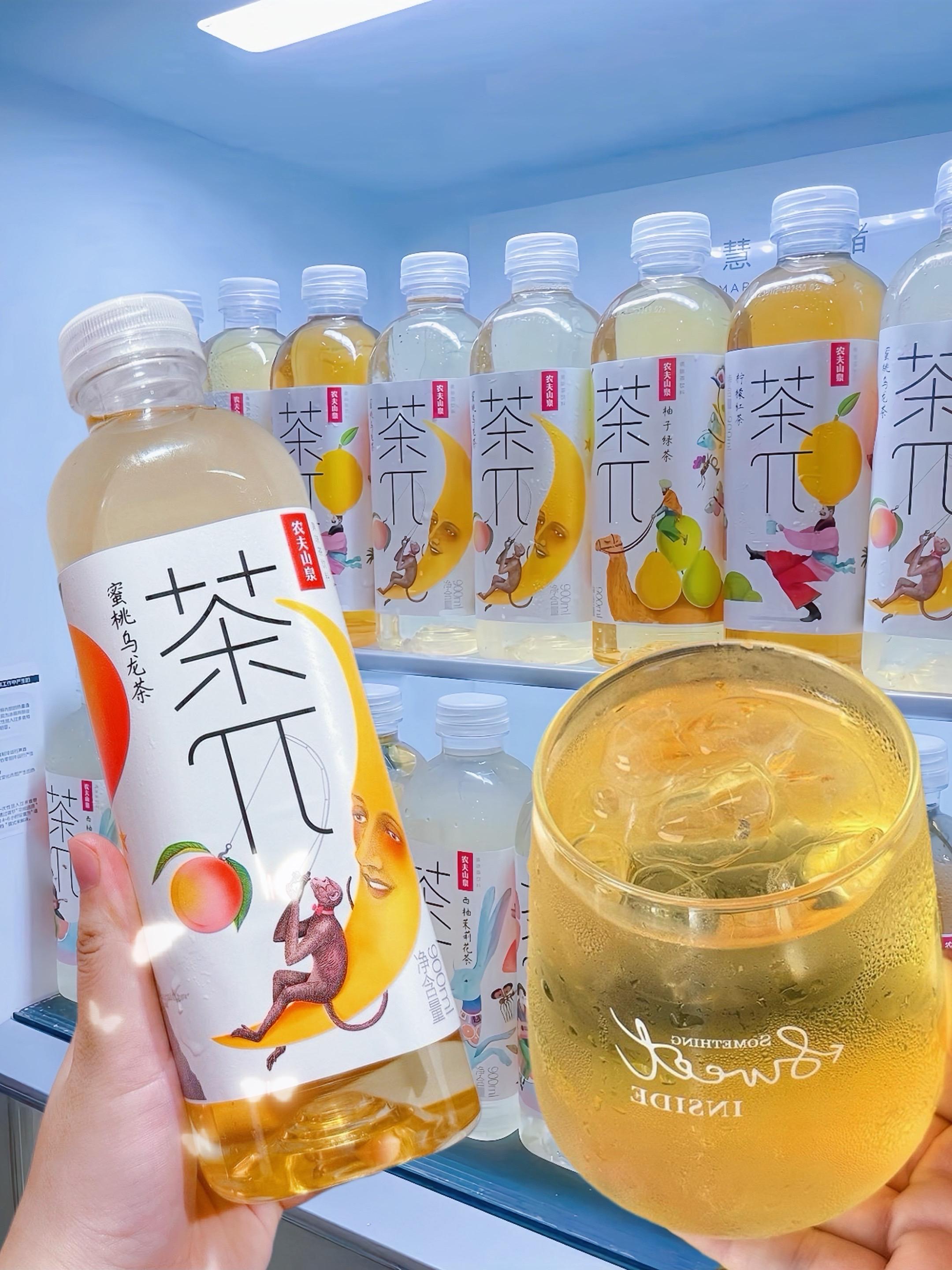 果茶新势力,茶派开启畅饮季。一箱4瓶,每瓶900ml,分享、独饮都满!精选优质茶底,慢萃出醇厚茶香;搭配真实果味,酸甜恰到好处。0脂肪轻负担,无论是办公解渴、通勤补水,还是出游分享,都是独一无二选择。三种经典口味任选,每一口都是自然馈赠的清爽!#农夫山泉 #茶派 #茶兀 #夏日特饮 #超便宜超划算