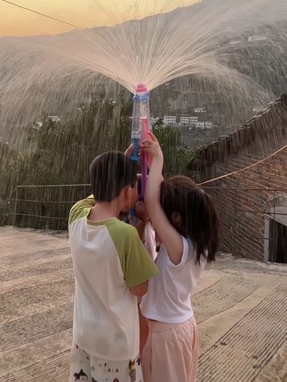 夏天来了,孩子喜欢玩水,那就给它安排一个这样的烟花水枪吧!#水枪 #烟花水枪 #清凉一夏 #夏天就是要玩水 #夏天的味道