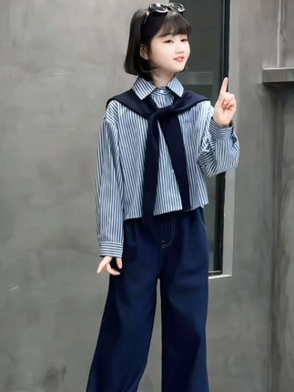 #我要上热门 家里有小公主的一定要给她买这套衣服,简直太可爱了!它是那种条纹衬衫,搭配牛仔裤的设计,穿上身特别好看,而且还是韩版的风格,时尚又洋气,孩子平时上学穿它准没错。关键是这个价格真的很实惠啊!快给你家宝贝安排一套吧,让她每天都充满阳光与活力!#春秋穿搭 #高品质童装 #潮酷穿搭 #谁穿谁好看