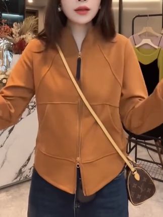 #短款卫衣 #卫衣穿搭 #休闲减龄穿搭 #秋冬穿搭 #面料柔软舒适