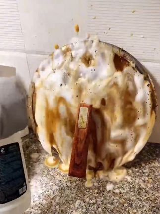 厨房油烟。门窗,灶台,油烟机到处都黏糊糊的,苍蝇飞来飞去的,用这个油污净清理一下#记录真实生活 #生活好帮手 #油污净#泡沫油污净