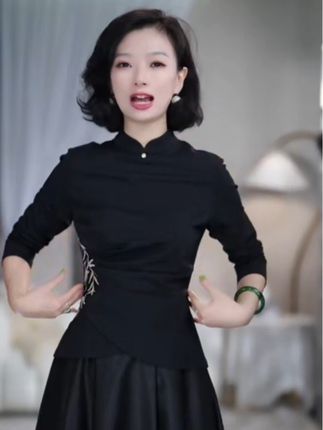 真的是显瘦天花板级别的新中式上衣!!!上身就是胸大腰细,小蛮腰~不愧是西子家的经典大爆款~ #经典永不过时 #新中式穿搭 #新中式上衣 #显瘦穿搭 #收腰显瘦