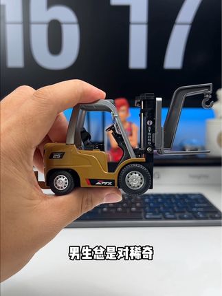 应该没有男生可以抵抗住这个遥控迷你叉车的魅力吧#问南风 #遥控叉车 #遥控玩具 #工程车玩具