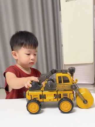 儿子最喜欢的磁力工程车安排上了,没想到这么小的宝宝这么会玩,很好的锻炼宝宝手眼协调动手能力和想象力#益智玩具 #磁力工程车 #宝宝玩具 #儿童玩具 #宝妈推荐
