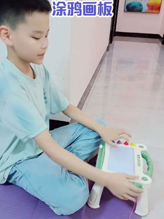 宝宝一岁后进入涂鸦期,墙上画的到处都是,爸爸入手了这款磁性画板,既能释放宝宝画画的天性,又不会弄脏手和墙面#儿童涂鸦画画 #儿童画板#母婴好物