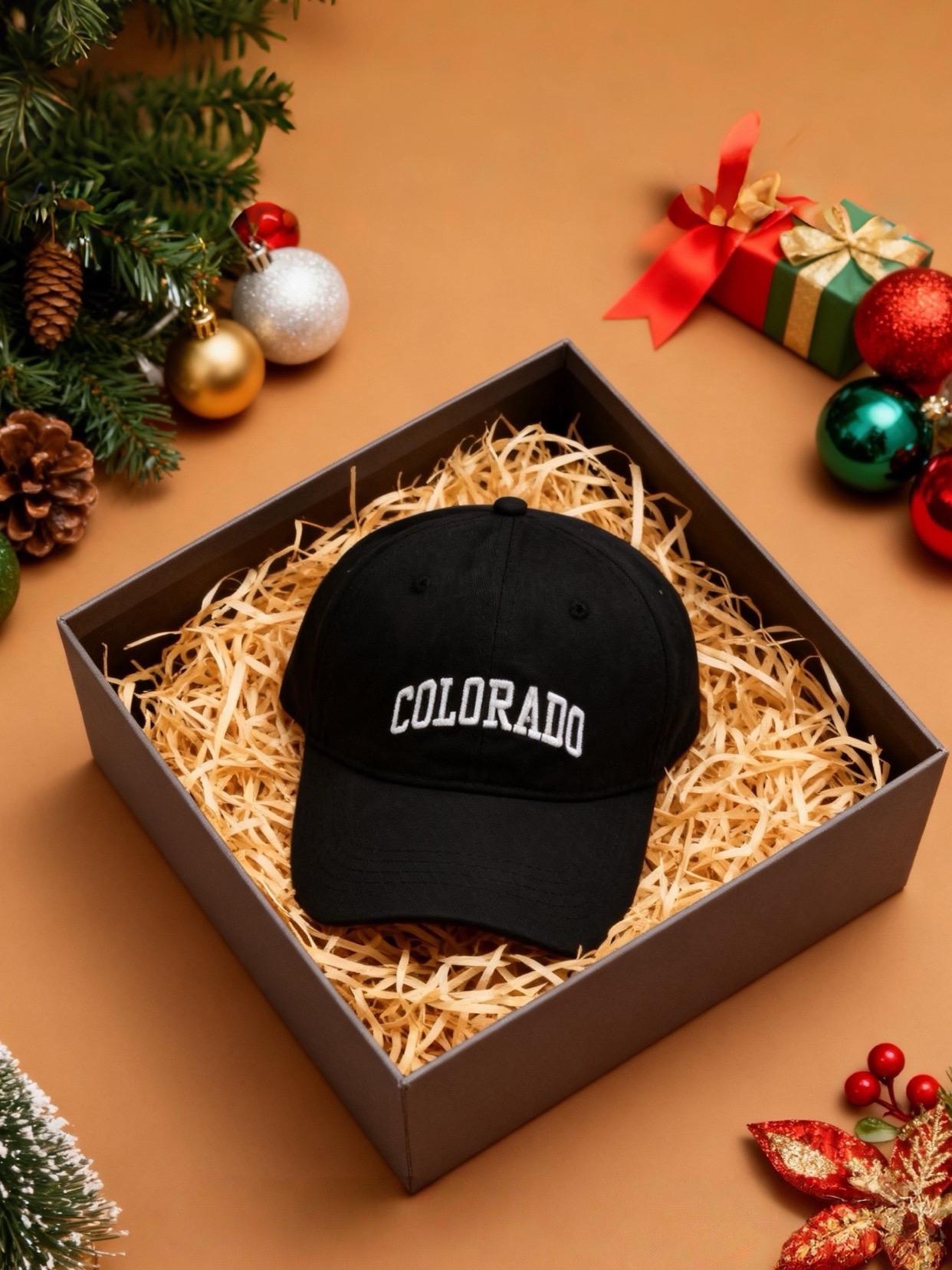 刺绣字母款时尚棒球帽。这顶“COLORADO”刺绣棒球帽,绝对是四季穿搭的“头”等救星! 经典纯色调+立体字母绣,自带美式随性滤镜:春天搭碎花裙,甜酷感一秒中和;夏天配吊带+牛仔,海滩街头都能打;秋天叠穿卫衣,松弛感直接拉满;冬天搭大衣,冷冽里裹着潮味。 面料不压头,可调节帽带适配各种头围,素颜出门往头上一扣,遮脸+防晒+提气质三重buff叠满,从通勤到出游,一顶承包所有场景,懒人时髦精闭眼入就对了!#帽子控看过来 #潮搭 #棒球帽 #四季可戴