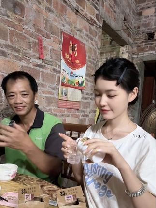 能在喝酒的年龄跟父亲碰杯,是件幸福的事情#百年糊涂 #百年糊涂百福酒