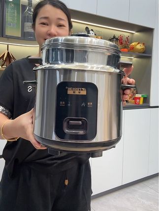 304不锈钢的,无涂层,耐磨耐刮,操作简单,按一下就能煮饭,家里的老人都会用。不锈钢的锅盖方便提携易清洗。耐用发热盆,可承受长时间煮饭不变形。#老式电饭煲。