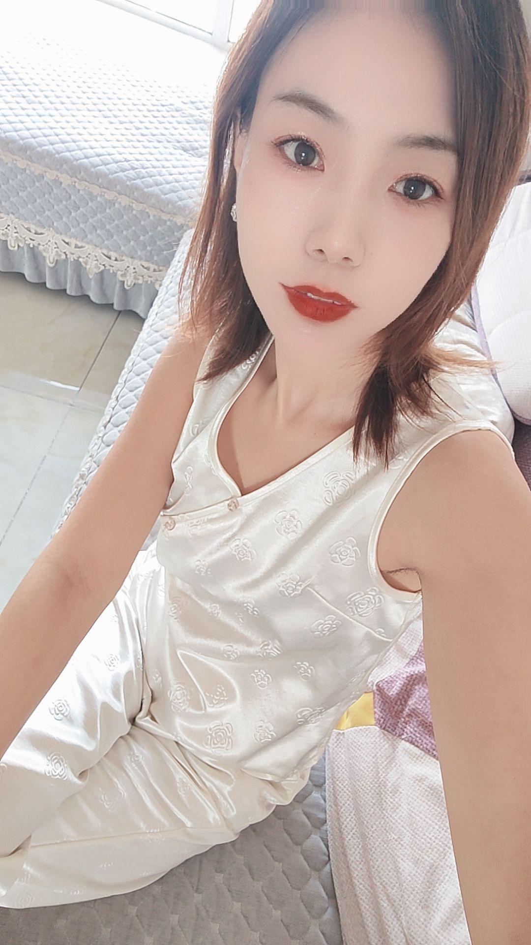 从女孩,到妻子,再到妈妈, 一路走来,一课又一课,课课不一样!一瞬间的脾气,一瞬间的情绪, 都只能是一瞬间,因为我们都是成年人了!成年人的世界一半是理解,一半是算了! 跌跌撞撞都已经到了三十多岁了,往后余生看淡点,比什么都重要! 奔四的路上只剩下三思而后行,在失去,在接受。生活从来不是你想要什么就给你什么, 好的、坏的、冷的、暖的、真的、假的都要经历,有苦也有甜,有悲也有喜, 有笑也有累,你都要慢慢体会, 有些事情,除了自己,谁也不会懂,有些无奈,除了沉默,谁也不能说。一个人渐渐崩溃,又慢慢自愈,时间到了,一切都会过去。 能穿过风雨的,从来不是别人的伞, 而是自己撑起来的那片天。