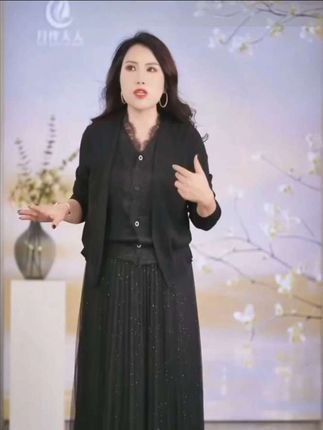月伴夫人 2025秋季新款大码气质优雅拼接蕾丝显瘦针织上衣99308 #大码搭配 #蕾丝拼接 #针织衫穿搭@DOU+小助手