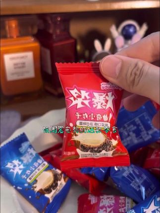 #网红零食推荐 #{买一桶送一桶}桶装草莓爆浆曲奇小丸子奶油夹心巧克力网红零食