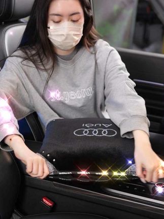 女同事抱着漂亮抱枕被,原来在这买的,现在只要这个价,太划算了!#车载好物#汽车抱枕被空调被#汽车用品