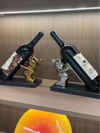 家里有酒柜的,趁活动买了几个红酒架摆件!摆红酒白酒饮料都可以!让酒柜瞬间变得高级又整洁#红酒架摆件 #摆件 #泡泡熊红酒架摆件 #软装搭配 #搬新家