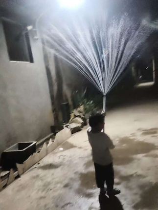 夜晚的小巷,水花四溅,孩子的笑声最纯粹。✨ #小孩子的快乐总是那么简单 #童年回忆