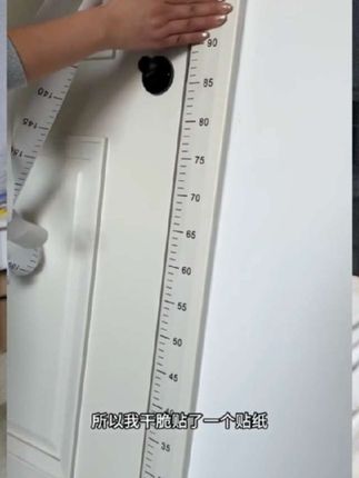 家里有小孩的试试这个这个身高墙贴,把它贴在门上或者墙上,自带的背胶不会伤害到墙面,一撕一拉就能轻松量出孩子的身高#身高贴 #贴纸 #身高
