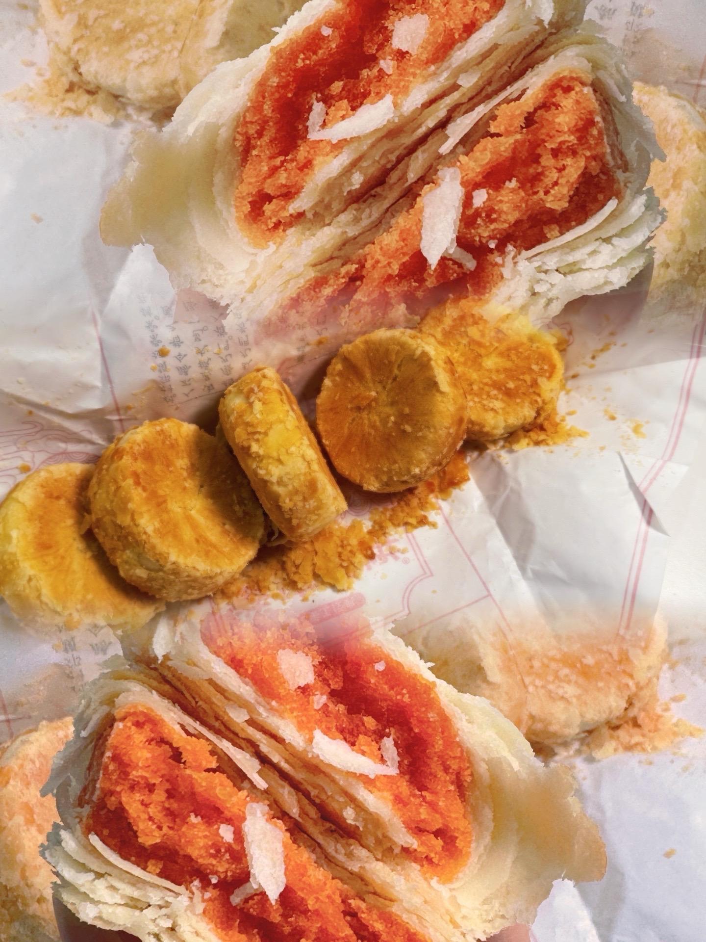 外面的饼皮酥到掉渣,喜欢吃咸蛋黄口味的姐妹放心冲!不甜不腻,口味适中!#太好吃了 #黄庄月饼 #咸蛋黄口味 #传统糕点