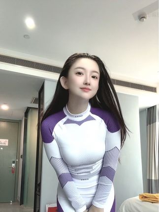 控制不了想滑雪的心 滑雪的快乐谁懂啊!但每次滑雪后湿哒哒的内衣真的很影响体验…直到我挖到这件紫白撞色滑雪速干衣,直接把滑雪幸福感拉满! 它的速干科技绝了,滑雪时再怎么出汗,也能快速排湿,不会黏在身上冰冰凉。紧身的剪裁设计很贴合身形,做各种滑雪动作都很灵活,而且紫白配色特别出片,在雪场就是最吸睛的崽~ 关键是它的保暖性也在线,内层锁温外层透气,就算是零下的雪场也能hold住。滑雪新手和老手都值得拥有,从此告别滑雪后黏腻不适的尴尬,专注享受滑雪的快乐! #OKWA #滑雪 #运动女孩 #舞蹈 #滑雪装备