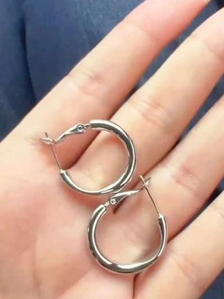 耳环。打了耳洞一直空着的姐妹,真的可以试试这个银针耳环,不仅养耳洞,戴着也精致#耳环#耳饰#女士用品