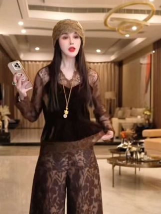姐妹们,这件打底真的太漂亮了,高端丝绒拼接的睫毛蕾丝,颜色是当下最流行的巧克力色,非常时尚又百搭,穿身上特别洋气,喜欢的姐妹放心购买吧。#高级感穿搭 #国风古韵 #打底衫 #无限回购的宝藏单品 #谁穿谁好看系列