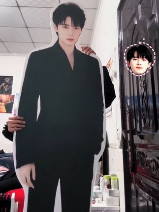 谁还没有个喜欢的人形立牌。超喜欢的🎤#帅炸了 #人形立牌 #人形立牌定制 #人形立牌教程 #帅气出场 @圣卓之服装店 @彭鱼彦 @心❤️动第一次 @幸运儿 @小乖乖99 @茹妃服饰 @@柠檬🍋 @@王妃唐装 @一起玩 @广州番禺纸箱,彩盒包装邓生