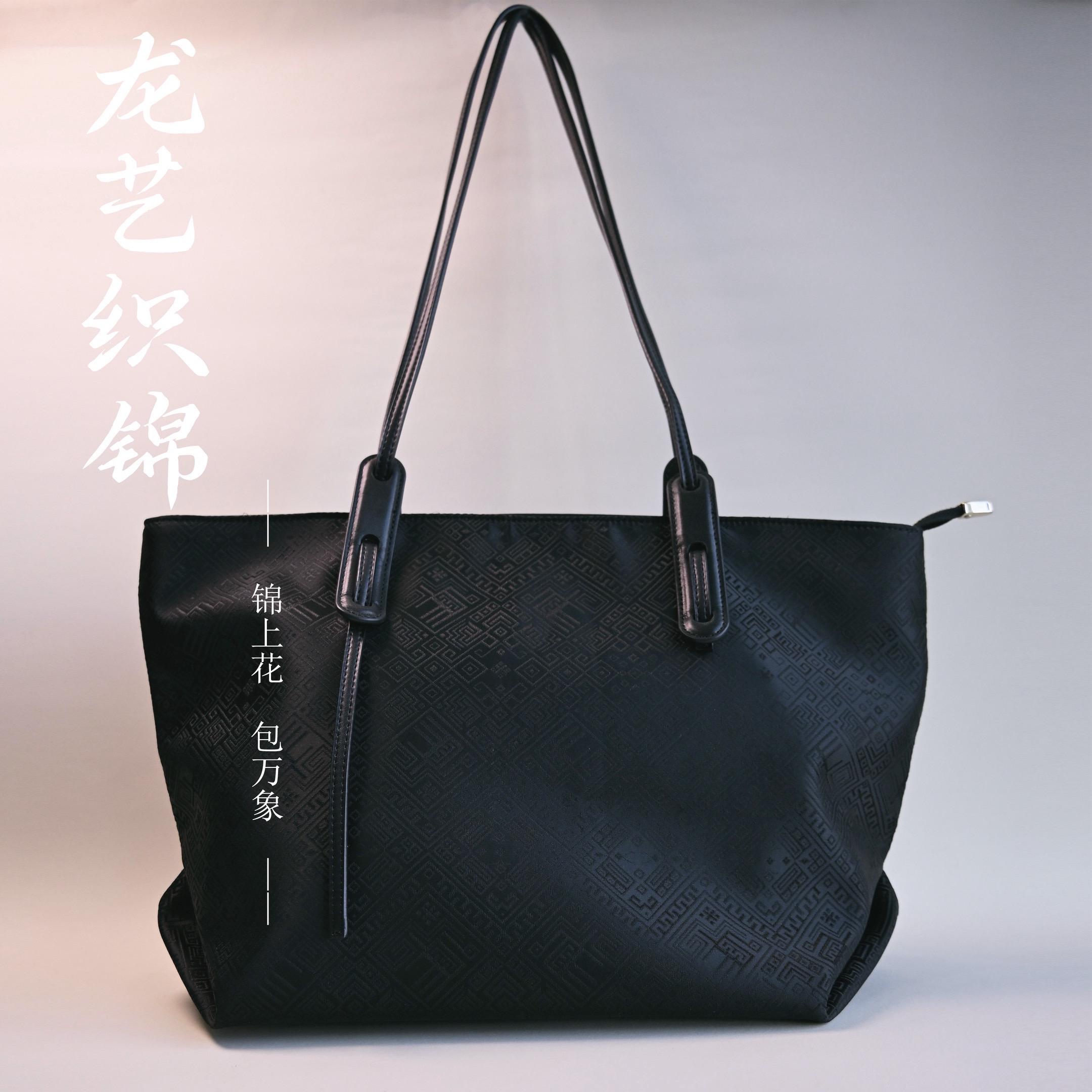黑凤蝶托特包|一包在手,万物皆可装!🦋。锦上添花不如“包”罗万象! 这款黑凤蝶纹托特包,容量大到离谱💥 书本、电脑、雨伞、化妆品……统统装得下! 折叠起来只有巴掌大,随身携带超方便~ 背上它,你就是街头最飒的文艺少女✨ #托特包 #大容量包包 #折叠收纳 #凤蝶纹 #文艺风