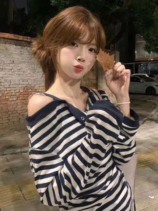 CKKOR复古条纹一字领露肩长袖t恤女春秋新款刺绣辣妹宽松显瘦上衣#复古条纹上衣#一字肩长袖#显瘦修身#辣妹穿搭 #早秋穿搭