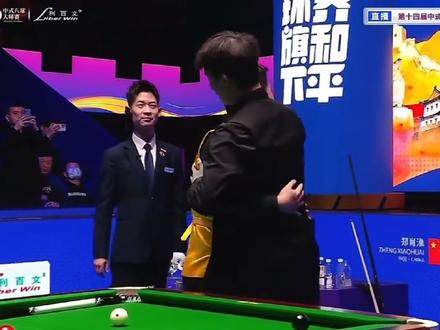 乔氏大师赛决赛 郑肖淮对战沈申义 最终郑肖淮以39:36十炸十四接战胜沈申义夺得乔氏大师赛总决赛500w冠军 成为最年轻的五百万先生 江左麒麟最近打球状态太猛了 真像之前的霸王 也祝贺沈申义获得亚军 小王子在落后情况下也紧追不舍 这次比赛能打到决赛成绩已经可以了 前面把霸王和小亮斩于马下 奈何在决赛碰上了状态火热的江左麒麟 麒麟要过江 王子也受伤啊#郑肖淮#沈申义#郑肖淮vs沈申义#乔氏大师赛500万#决赛