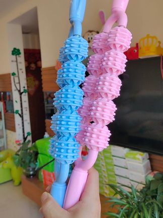 感统训练:每天十分钟,爱哭、粘人、脾气不好多做触觉训练。背部、臀部、四肢、手心、脚心#可爱的小脚丫 #感统训练 #狼牙棒松解肌肉