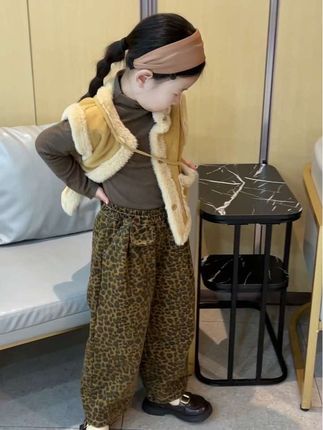 降温啦,给女儿入了一套超好看的加绒小套装,品质超好,妈妈们放心冲#高品质童装 #谁穿谁好看系列 #生女儿就要这样穿 #加绒加厚 #女童套装