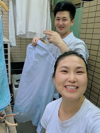 自己的老公自己爱,外面的老公再帅也不理睬。#打工生活#夫妻日常