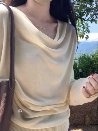 秋日记事簿 风卷着第一片银杏叶掠过肩头时,才惊觉夏天早悄悄退场。楼下的糖炒栗子摊冒起暖烟,纸袋里的颗粒在掌心滚出细碎声响,咬开壳的瞬间,甜香漫过整个巷口。 踩着落叶去见好久不见的朋友,脚下沙沙声像首旧歌。路过水果店买了串糖葫芦,糖衣在阳光下亮晶晶的,酸甜在舌尖化开时,她笑着说"这才是秋天的味道"。 傍晚坐在长椅上,看晚霞把枫叶染得通红。风里混着桂花的香气,远处传来卖烤红薯的吆喝,原来秋天从不是萧瑟的,是藏在烟火里的温柔故事#韩系穿搭 #高级感穿搭 #慵懒风穿搭 #出游穿搭 #气质穿搭